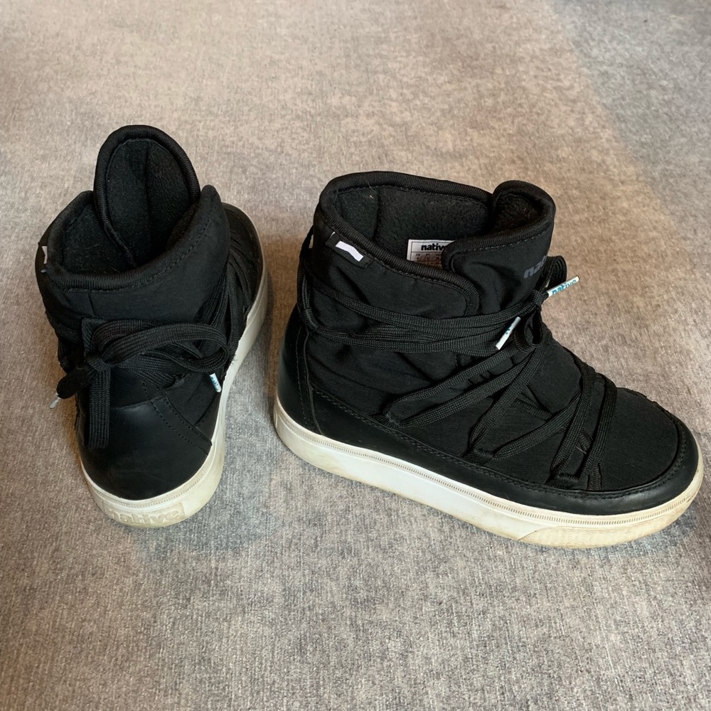 Native Kids boot- size 4, black, lightly worn